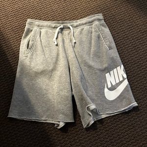 Men’s Loose-fit Nike Shorts